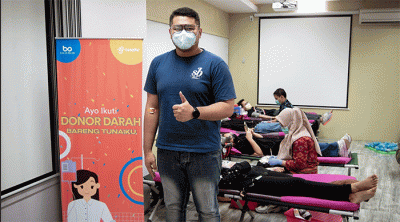 Chief Technology Officer Amar Bank, Kevin Kane berpartisipasi dalam kegiatan sosial donor darah untuk memperingati hari jadi 8 tahun Tunaiku.