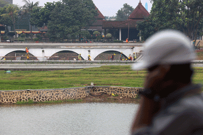 Pekerja beraktivitas di proyek revitalisasi Taman Mini Indonesia Indah (TMII), Jakarta Timur, Selasa (12/7/2022).