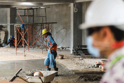 Pekerja menyelesaikan proyek revitalisasi Taman Martha Tiahahu di kawasan Blok M, Jakarta Selatan, Rabu (13/7/2022).
