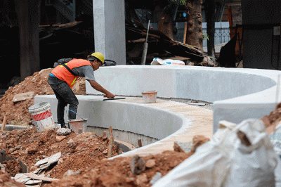 Pekerja menyelesaikan proyek revitalisasi Taman Martha Tiahahu di kawasan Blok M, Jakarta Selatan, Rabu (13/7/2022).