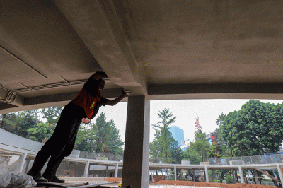 Pekerja menyelesaikan proyek revitalisasi Taman Martha Tiahahu di kawasan Blok M, Jakarta Selatan, Rabu (13/7/2022).