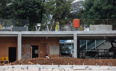 Pekerja menyelesaikan proyek revitalisasi Taman Martha Tiahahu di kawasan Blok M, Jakarta Selatan, Rabu (13/7/2022).