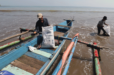 Nelayan mencari sampah plastik yang berserakan di Kawasan Pantai Anyer, Cilegon, Banten, Rabu (13/7/2022).