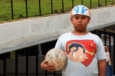 Anak-anak saat bermain bola di kawasan Taman Ismail Marzuki, Jakarta, Rabu, (13/7/2022).
