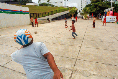 Anak-anak saat bermain bola di kawasan Taman Ismail Marzuki, Jakarta, Rabu, (13/7/2022).
