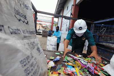 Aktivitas pengolahan sampah di Industri Pengelolaan Sampah Terpadu (IPST) di lingkungan Serdag.