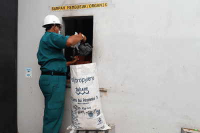 Aktivitas pengolahan sampah di Industri Pengelolaan Sampah Terpadu (IPST) di lingkungan Serdag.