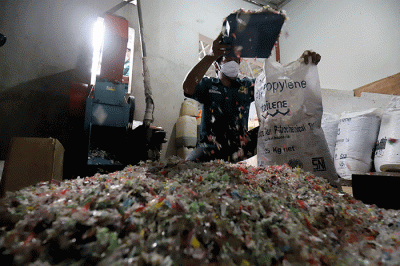 Aktivitas pengolahan sampah di Industri Pengelolaan Sampah Terpadu (IPST) di lingkungan Serdag.