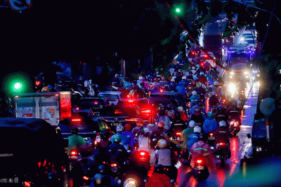 Kepadatan kendaraan terjadi disertai hujan pada jam sibuk di Jakarta, Rabu, (13/7/2022).