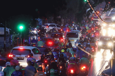 Kepadatan kendaraan terjadi disertai hujan pada jam sibuk di Jakarta, Rabu, (13/7/2022).