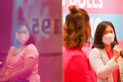 Brand Manager Mattel Southeast Asia Dwanty Eka Putri (kiri) menyerahkan secara simbolis Boneka Barbie One Of A Kind versi aktivis Butet Manurung.