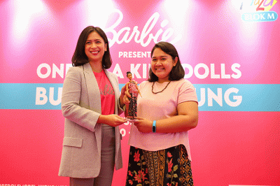 Brand Manager Mattel Southeast Asia Dwanty Eka Putri (kiri) menyerahkan secara simbolis Boneka Barbie One Of A Kind versi aktivis Butet Manurung.