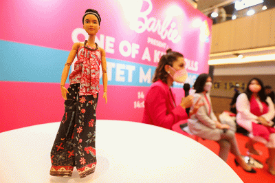 Brand Manager Mattel Southeast Asia Dwanty Eka Putri (kiri) menyerahkan secara simbolis Boneka Barbie One Of A Kind versi aktivis Butet Manurung.