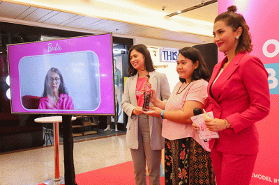 Brand Manager Mattel Southeast Asia Dwanty Eka Putri (kiri) menyerahkan secara simbolis Boneka Barbie One Of A Kind versi aktivis Butet Manurung.