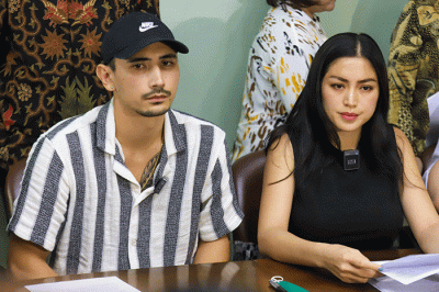 Aktris Jessica Iskandar dan Vincent Verhaag saat konferensi pers terkait kasus penipuan dan penggelapan investasi mobil di kawasan Menteng.