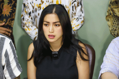 Aktris Jessica Iskandar dan Vincent Verhaag saat konferensi pers terkait kasus penipuan dan penggelapan investasi mobil di kawasan Menteng.