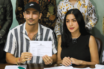 Aktris Jessica Iskandar dan Vincent Verhaag saat konferensi pers terkait kasus penipuan dan penggelapan investasi mobil di kawasan Menteng.