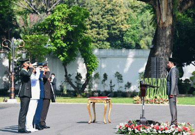 Presiden Joko Widodo bertindak sebagai inspektur upacara dalam Prasetya Perwira (Praspa) TNI-Polri tahun 2022 yang digelar di halaman Istana Merdeka.