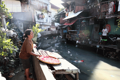 Warga beraktifitas di pemukiman padat penduduk, kawasan Kebon Melati, Tanah Abang, Jakarta, Kamis (14/7/2022).