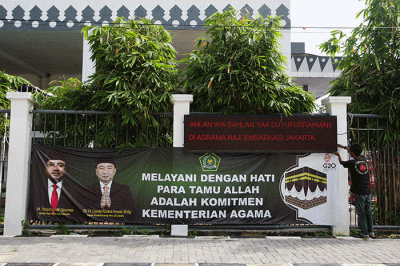 Petugas saat merapikan kursi untuk kepulangan Jamaah Haji di Asrama Haji Pondok Gede, Jakarta Timur, Kamis (14/7/2022).