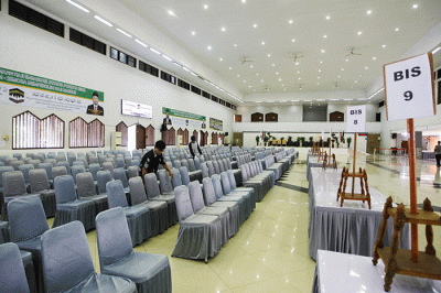 Petugas saat merapikan kursi untuk kepulangan Jamaah Haji di Asrama Haji Pondok Gede, Jakarta Timur, Kamis (14/7/2022).