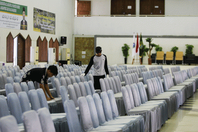 Petugas saat merapikan kursi untuk kepulangan Jamaah Haji di Asrama Haji Pondok Gede, Jakarta Timur, Kamis (14/7/2022).