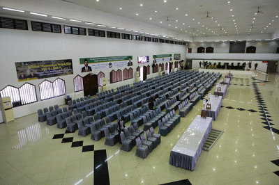 Petugas saat merapikan kursi untuk kepulangan Jamaah Haji di Asrama Haji Pondok Gede, Jakarta Timur, Kamis (14/7/2022).