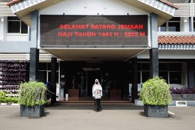 Petugas saat merapikan kursi untuk kepulangan Jamaah Haji di Asrama Haji Pondok Gede, Jakarta Timur, Kamis (14/7/2022).