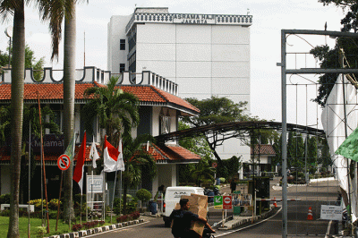 Petugas saat merapikan kursi untuk kepulangan Jamaah Haji di Asrama Haji Pondok Gede, Jakarta Timur, Kamis (14/7/2022).