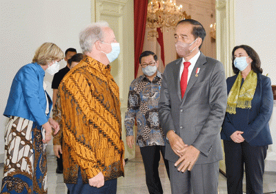 Presiden Joko Widodo menerima delegasi Bank Dunia di Istana Merdeka, Jakarta, Kamis (14/7/2022).