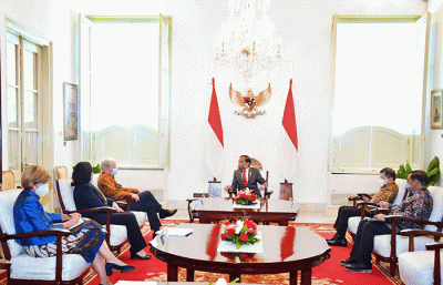 Presiden Joko Widodo menerima delegasi Bank Dunia di Istana Merdeka, Jakarta, Kamis (14/7/2022).