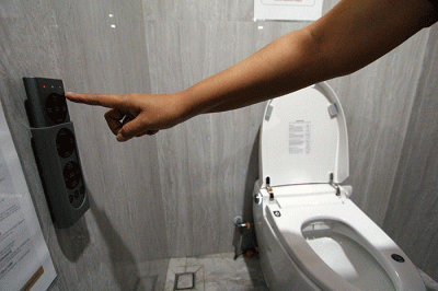 Petugas kebersihan mengoprasikan Smart Closet yang berada di dalam toilet di Rest Area Banjaratna Brebes, Jawa Tengah, Jumat (15/7/2022).