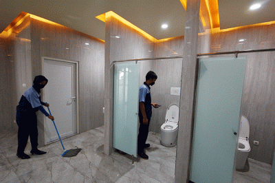 Petugas kebersihan mengoprasikan Smart Closet yang berada di dalam toilet di Rest Area Banjaratna Brebes, Jawa Tengah, Jumat (15/7/2022).
