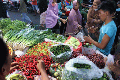 Pedagang cabai melayani pembeli di Pasar Inpres Serdang Kemayoran, Jakarta, Kamis (14/7/2022).