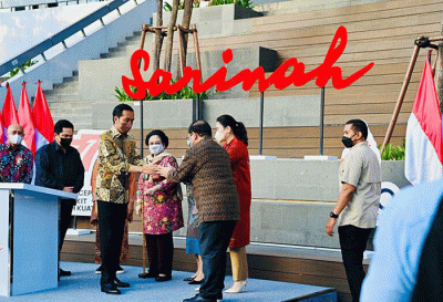 Presiden Joko Widodo didampingi Ibu Iriana Joko Widodo meresmikan transformasi Sarinah di Sarinah, Jakarta, Kamis (14/7/2022).