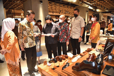 Presiden Joko Widodo didampingi Ibu Iriana Joko Widodo meresmikan transformasi Sarinah di Sarinah, Jakarta, Kamis (14/7/2022).