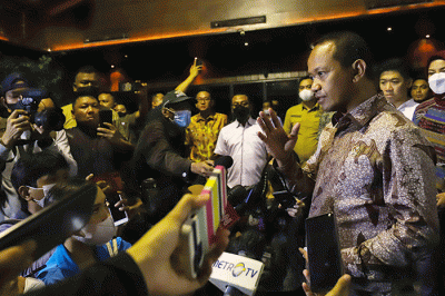 Menteri Investasi/Kepala Badan Koordinasi Penanaman Modal Bahlil Lahadalia memberikan keterangan saat meninjau Holywings Gunawarman, Jakarta Selatan.