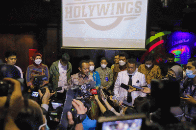 Menteri Investasi/Kepala Badan Koordinasi Penanaman Modal Bahlil Lahadalia memberikan keterangan saat meninjau Holywings Gunawarman, Jakarta Selatan.