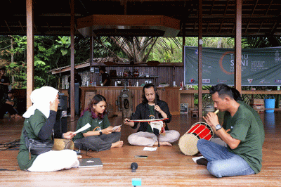 14 musisi muda peserta ajang Temu Seni Musik di Papua dimana diantaranya adalah 4 musisi muda Papua tampil begitu apik, memukau dan kompak.