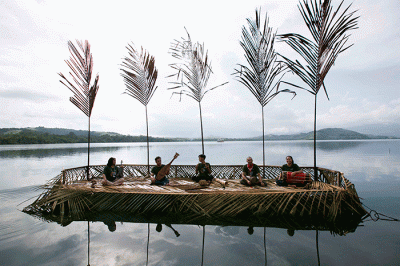 14 musisi muda peserta ajang Temu Seni Musik di Papua dimana diantaranya adalah 4 musisi muda Papua tampil begitu apik, memukau dan kompak.