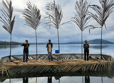 14 musisi muda peserta ajang Temu Seni Musik di Papua dimana diantaranya adalah 4 musisi muda Papua tampil begitu apik, memukau dan kompak.