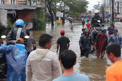 Warga memanfaatkan jasa gerobak untuk melewati banjir di Jalan KH Hasyim Ashari, Kota Tangerang, Banten, Sabtu (16/7/2022).