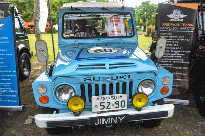 Mobil klasik, modifikasi, dan original terlihat berjajar di halaman Gedung DPRD Sumsel, Jalan POM IX Palembang mengikuti kontes mobil.