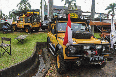 Mobil klasik, modifikasi, dan original terlihat berjajar di halaman Gedung DPRD Sumsel, Jalan POM IX Palembang mengikuti kontes mobil.