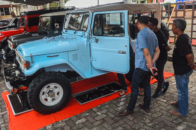 Mobil klasik, modifikasi, dan original terlihat berjajar di halaman Gedung DPRD Sumsel, Jalan POM IX Palembang mengikuti kontes mobil.