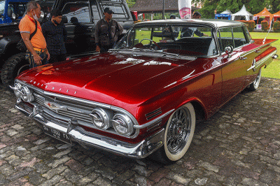 Mobil klasik, modifikasi, dan original terlihat berjajar di halaman Gedung DPRD Sumsel, Jalan POM IX Palembang mengikuti kontes mobil.