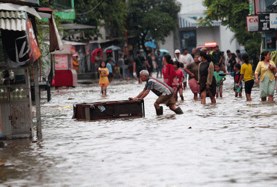 Warga melintasi banjir yang merendam Perumahan Ciledug Indah, Ciledug, Tangerang, Banten, Sabtu (16/7/2022).