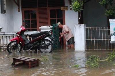 Warga melintasi banjir yang merendam Perumahan Ciledug Indah, Ciledug, Tangerang, Banten, Sabtu (16/7/2022).