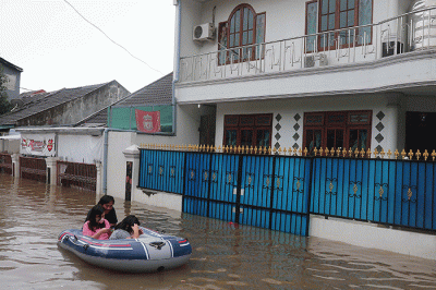 Warga melintasi banjir yang merendam Perumahan Ciledug Indah, Ciledug, Tangerang, Banten, Sabtu (16/7/2022).