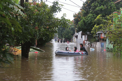 Warga melintasi banjir yang merendam Perumahan Ciledug Indah, Ciledug, Tangerang, Banten, Sabtu (16/7/2022).
